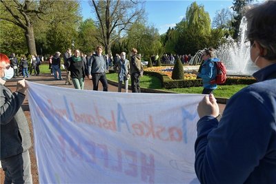 Im Mai 2021 noch hat das Bündnis "Freiberg für alle" mit einer angemeldeten Gegendemonstration auf die Montagsspaziergänger im Albertpark reagiert. Mittlerweile sind die Gräben tiefer geworden. Foto: Eckardt Mildner/Archiv