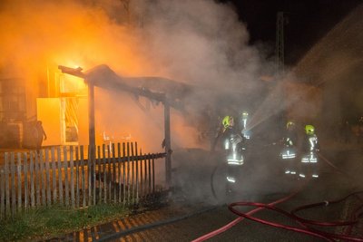 Ein Holzschauer an der Hauptstraße ist am Montagabend vollständig niedergebrannt. Die Polizei schließt Brandstiftung nicht aus.