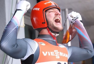 Ralf Palik vom WSC Oberwiesenthal schreit all seine Freude nach dem Gewinn der Silbermedaille bei der EM am Königssee heraus. Wegen Schulterproblemen kam dieser Erfolg, bei dem er auch Olympiasieger Felix Loch bezwang, unerwartet.