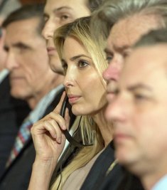 Ivanka Trump unter mächtigen Männern - bei einem Staatsbesuch. Die deutsche Kanzlerin Angela Merkel hat sich vom kanadischen Premierminister Justin Trudeau die Strategie abgeschaut, über weiche Themen einen Zugang zum schwierigen US-Präsidenten zu suchen. Also lud sie die Präsidententochter nach Berlin ein.