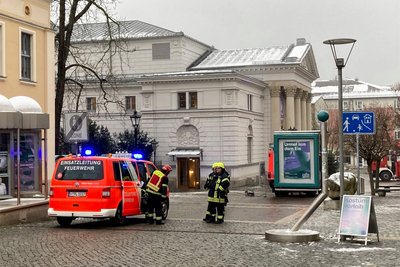 Der Platz vor dem Theater war am Freitag ab dem späten Vormittag abgesperrt.