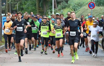 Mit Franz Sprung (2066) und Susan Weigert (2065) waren die Gesamtsieger im Halbmarathon von Beginn an vorn dabei. 