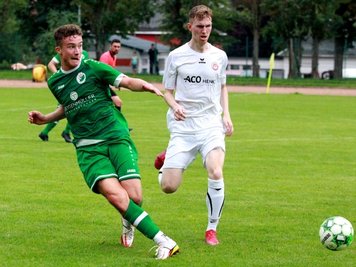 Merkurs Marvin Enders (links) zieht hier vor dem Nieskyer Pascal Löper ab. Der Oelsnitzer sah in der Nachspielzeit die Ampelkarte. 