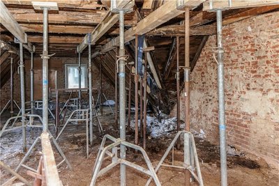Da das Dach undicht war, hat das Tragwerk des Altbaus an vielen Stellen schwer gelitten. Das Dach abzudichten und die Konstruktion zu sichern, war ein Schwerpunkt der vergangenen Wochen. 