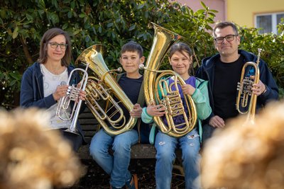 Ein seltenes Bild: alle vier Dettkes mit ihren Instrumenten auf einem Foto. Susanne, Willy, Hanna und Daniel (v. l.).