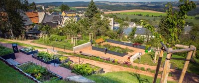 Der Kurfürstin-Anna-Kräutergarten wurde als Baustein der Stadtentwicklung in Augustusburg angelegt und 2019 eröffnet. 