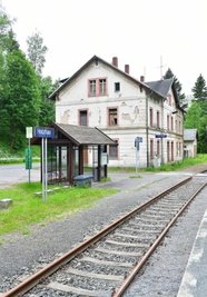 Der Holzhauer Bahnhof gehört der Gemeinde Rechenberg-Bienenmühle. Möglicherweise gibt es dafür einen Interessenten. 