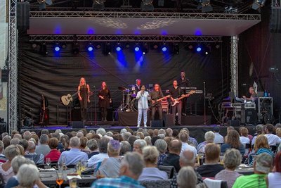 Mehr als 400 Musikfreunde haben am Sonntagabend im Schlosshof ein Sommerkonzert mit Ute Freudenberg erlebt. Kurz nach Erscheinen ihrer neuen Single "Stark wie nie" sang die Thüringerin in Freiberg das Lied für ihre Fans zum ersten Mal. Die Veranstaltung innerhalb der Sommernächte zog ältere Fans ebenso an wie junge Leute, und das nicht nur aus Mittelsachsen. Unter den Besuchern war auch Sonja Meier (61 Jahre) aus Dresden (Foto links). "Mit meinen Freund gehe ich sehr gerne zu den Konzerten von Ute Freudenberg", sagte sie. "Die Jugendliebe und vom neuen Album das Lied ,Herzen kriegen keine Falten' sind meine Lieblingslieder", meinte sie. Auch Udo Krause (62 Jahre, Bild Mitte) aus Naunhof bei Großenhain war dabei. "Das ist mein erstes Konzert mit der Sängerin. Meine Frau und ich sind extra gekommen, um unsere Tochter singen zu hören. Sie singt in der Band mit", sagte er und fügte an: "Den Klassiker ,Jugendliebe' mag ich am liebsten." Nicole Munzert (26 Jahre, Foto rechts) aus Chemnitz kommt zu fast jedem Konzert von Ute Freudenberg. "Wir sitzen oder stehen immer in der ersten Reihe. Mein Lieblingslied ist ,Stark wie nie' vom neuen Album", sagte sie. 