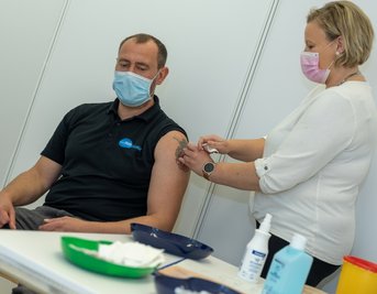 Andreas Stark aus Plauen hat den vorletzten Öffnungstag genutzt und sich im Impfzentrum Eich von Schwester Sandra eine Corona-Schutzimpfung verabreichen lassen.Foto: David Rötzschke