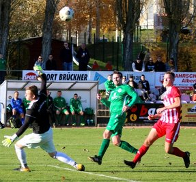 In der Nachspielzeit der ersten Halbzeit erzielte Marcel Schuch (Mitte) hier mit einem wunderschönen Heber das 1:0 für den SV Merkur Oelsnitz gegen die Gäste aus Stollberg. Am Ende gewann Merkur 3:0. 