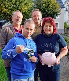 Uwe Günther, Thomas Fischer und Andreas Knüpfer (v. l.) übergaben Romy Etling die Spende. 