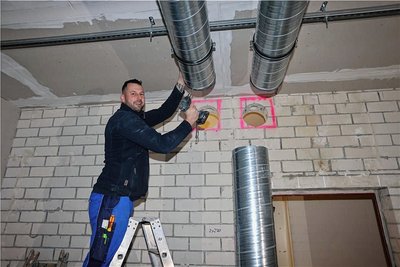 Christoph Lehnert von der Chemnitzer Firma Luft-, Sanitär- und Klimatechnik ist in der Kaufland-Halle zugange. 