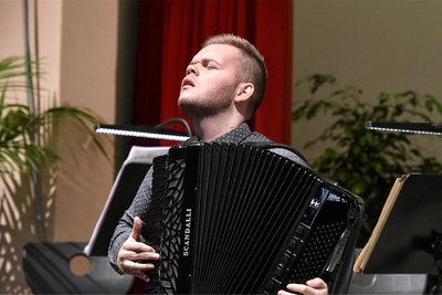 Gustavo Aliandre de Almeida war 2019 der erste Preisträger in der Geschichte des Klingenthaler Wettbewerbes aus Brasilien. Er gewann damals den Ausscheid in der Virtuosen Unterhaltungsmusik.