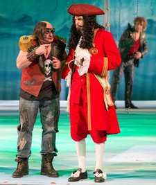  Pirat Smee (Matthias Stephan Hildebrandt) und sein Anführer Captain Hook (László Varga) schmieden mal wieder einen fiesen Plan. Aber Peter Pan (Marcel-Philip Kraml) ist zum Glück nicht weit. 