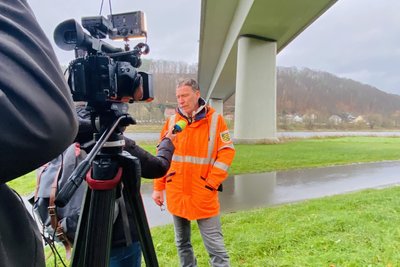 Stephan Berger vom Verkehrsministerium des Freistaats Sachsen unter der gesperrten Elbbrücke.