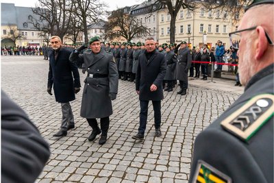 Innenminister Armin Schuster, Kommandeur Georg Böhme und Oberbürgermeister André Heinrich (v. l.) schreiten die Ehrenformation ab.