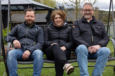 Jan Holluba, Rowena Schulz und Udo Schulz (von links) vom Vorstand der Gartensparte Morgensonne.