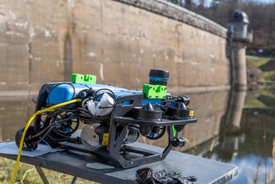 Der Tauchroboter vor seinem Einsatz an der Staumauer der Talsperre Malter.
