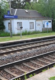 Das nicht mehr als Bahnhof genutzte Gebäude in Kleinschirma an der Linie Dresden-Chemnitz ist laut Gemeinde Oberschöna in Privathand.