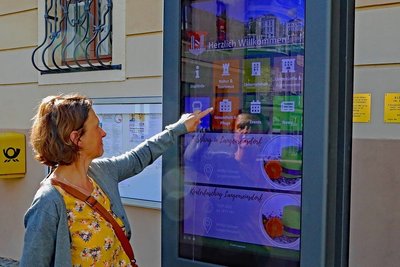 Das digitale Info-Terminal am Crimmitschauer Rathaus ist jetzt in Betrieb gegangen. Es steht rund um die Uhr zur Verfügung. 