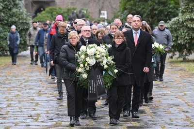 Im Beisein des polnischen Honorarkonsuls Markus Kopp (rechts vorn) legten Vertreter des Rathauses am Mahnmal im Park der Opfer des Faschismus einen Kranz nieder.