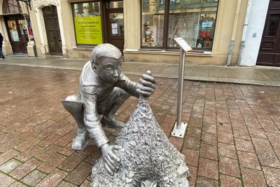 Der Klaubejunge vom Silberweg vor der „Naschkatze“ in Freiberg, die am 31. Dezember 2025 zum letzten Mal öffnet.