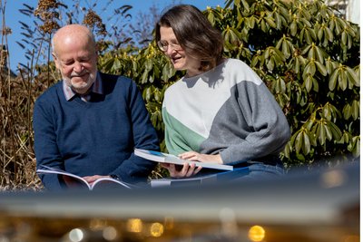Gemeinsam blättern Dietmar Mauersberger und Eva Dwinger durch die Vereinschroniken.