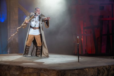 "Gandalf?" Chris Murray als Zauberer Merlin.