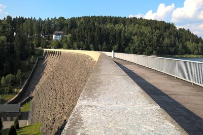 Die Mauerkrone der Saidenbach-Talsperre bleibt ab Montag vorübergehend gesperrt.