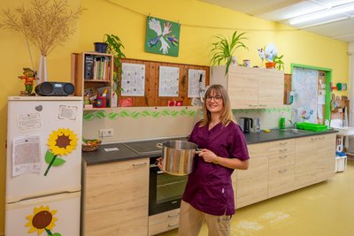 Vivian Beckmann ist eine von rund 50 Mitarbeiterinnen und Mitarbeitern, die sich um die Bewohner vom Haus Bethanien kümmern. Sie hilft unter anderem beim Backen und Kochen.
