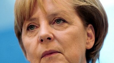 Bundeskanzlerin Angela Merkel (CDU) hat sich bestürzt über das schwere Zugunglück gezeigt, bei dem in Sachsen-Anhalt mindestens zehn Menschen getötet wurden. "Meine Gedanken sind bei den trauernden Familien der Opfer, ihnen gilt mein aufrichtiges Mitgefühl", teilte Merkel in Berlin über ihren Sprecher mit. (Archivbild)
