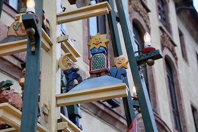 Vor Burgstädts Rathaus soll im Umfeld der Pyramide bald auch ein Verkaufsstand mit besonderer Funktion stehen. 