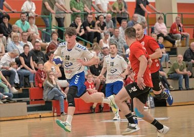 Der Auer Torben Lange (links) läuft hier seinem Zwickauer Gegenspieler davon. Am Samstag treffen der ZHC und die Auer Reserve beim Sachsenpokal-Endspiel in Dresden erneut aufeinander. 