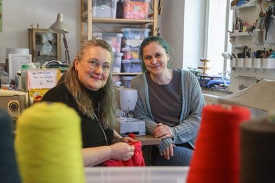 Ina Goetz (links) und Henriette Helmstedt (rechts) setzen sich für einen nachhaltigen Umgang mit Kleidung ein. Ihr Motto: Reparieren und wiederverwenden statt wegschmeißen.