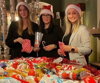 Ines, Anne und Jessica (v. l.) in der Wichtelwerkstatt im Jugendclub Berthelsdorf. 