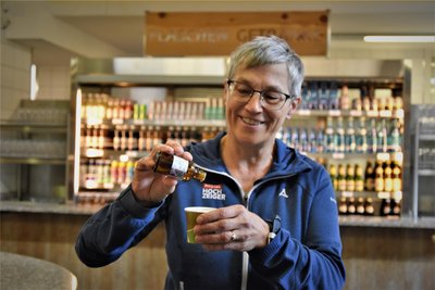 Christina Hackl serviert im Hochzeiger-Restaurant Zirben-Cappuccino.