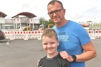 Alexander Franke aus Zug – hier mit seinem achtjährigen Sohn Arthur – plädiert für eine zweite Zufahrt.