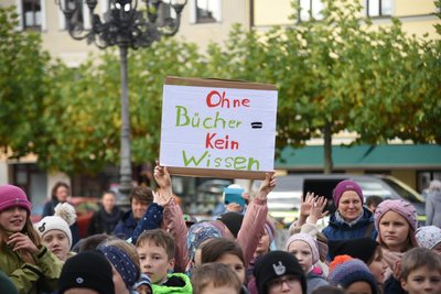 170 Kinder aus zwei Oelsnitzer Grundschulen demonstrierten am Dienstag auf dem Markt.