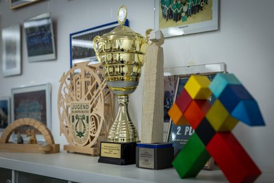 Viele Pokale und Auszeichnungen sind in den Vereinsräumen im Thumer Volkshaus zu sehen.