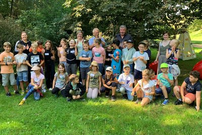 Grundschüler aus Lunzenau nahmen in Weiditz am Exkursionstag im Projekt „Natur zum Anfassen“ teil. Mit dabei waren (Bildmitte, v.l.) Martina Flade, Projektleiterin Bildungsprojekte Envia M/Mitgas, Envia M-Kommunalbetreuer Jürgen Lojewski, Königsfelds Bürgermeister Frank Ludwig, der auch Vorsitzender des Vereins zur Naturschutzstation ist, sowie Vereinsgeschäftsführerin Dorothea Grimm.