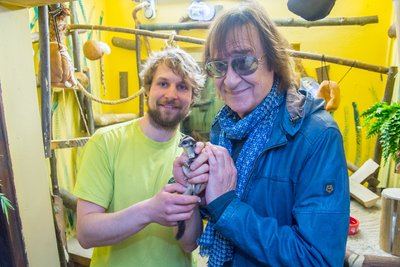 Mitarbeiter Peter Hömke und Dieter Birr halten "Maschinchen".
