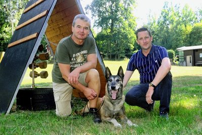 Wettkampfteilnehmer Oliver Söllner aus Falkenstein mit seinem Kosta vom Brunsbecker Land und Vereinschef Markus Baumann auf dem Rodewischer Hundesportplatz an der Treuener Straße.
