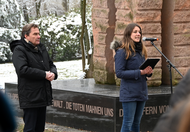 Pfarrerin Nina-Maria Mixtacki griff in ihrer Rede zum Gedenktag die Frage auf: Was hat das mit uns zu tun? 