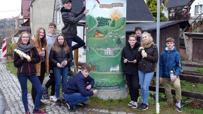 Die Gestaltung der lange Zeit ungenutzten Borstendorfer Litfaßsäule weckte die künstlerische Ader der Jugendlichen. 