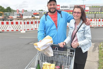 Mehr Sitzgelegenheiten und eine Raucherinsel wünscht sich Andrè Holfert mit Katja aus Berthelsdorf.