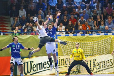 Sprungwurf von Sebastian Greß (Dresden), dahinter Kevin Lux (Aue).