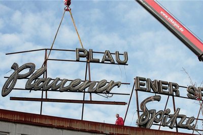 Fast zehn Jahre ist es her, dass die DDR-Leuchtreklame "Plauener Spitze - Plauener Spitze bekannt auf dem Weltmarkt" vom ehemaligen VEB in der Dürerstraße abgebaut und eingelagert worden ist.