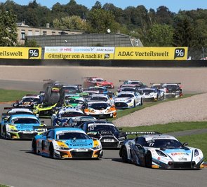 Im Starterfeld der ADAC-GT-Masters liefern sich Autos mit mehr als 500 PS unter der Haube ein hartes Rennen. 