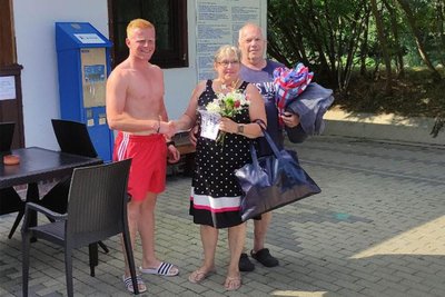 Familie Mehner aus Lichtenwalde zog das 5000. Ticket am Automaten. Anton Lunze (l.) gratulierte.