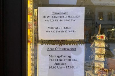 Die Öffnungszeiten der „Naschkatze“ in Freiberg bis zum 31. Dezember 2025.